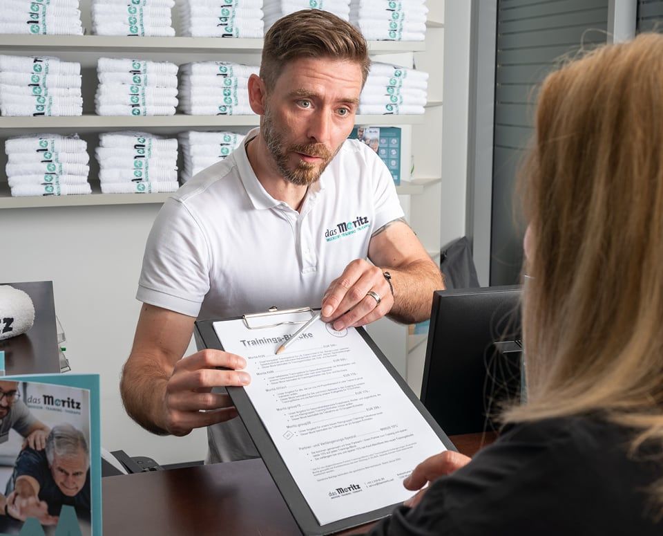 Einführung einer Patientin zur Trainingstherapie im das Moritz.