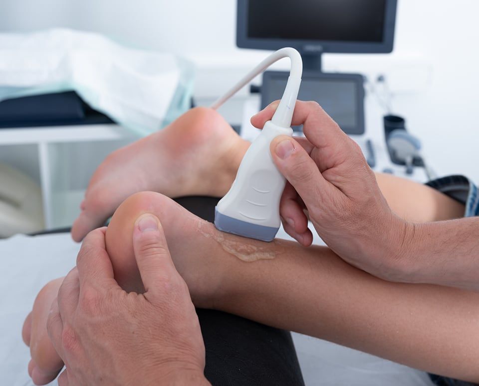 Behandlung einer Patientin mit Stoßwellentherapie.