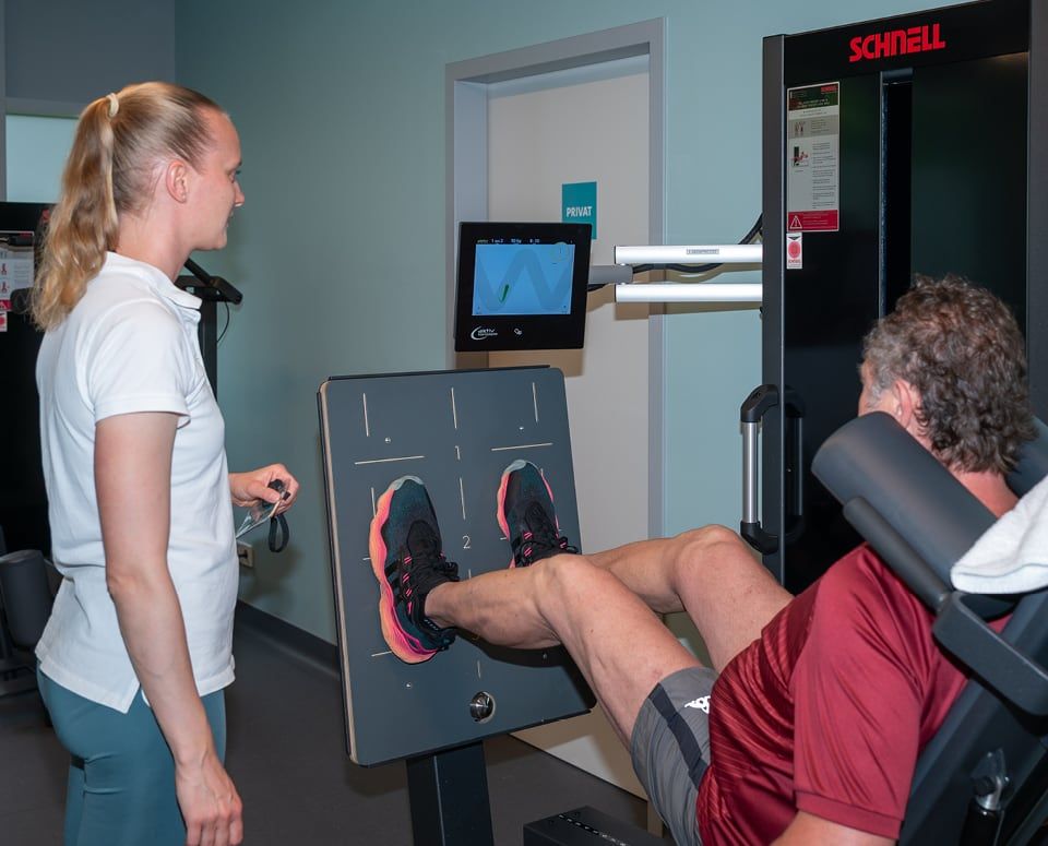 Therapeutisch begleitetes Training auf High-Tech Geräten.